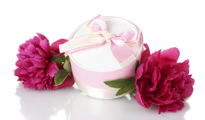 Obraz na płótnie Canvas beautirul różowy prezent i kwiaty piwonia na białym