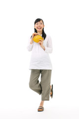 財布を持つ女性