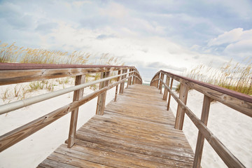 Obraz premium Boardwalk Path Leads to the Beach and Ocean