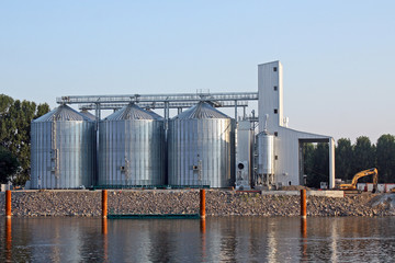 Silos &agrave; c&eacute;r&eacute;ales