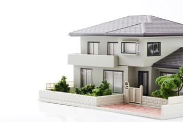 白背景に家の模型のクローズアップ
