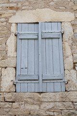 Fototapeta na wymiar niebieskie okiennice zamknięte drewna stary mur