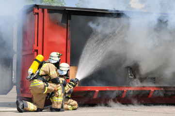 Berliner Feuerwehr zeigt Löschangriff