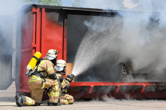 Berliner Feuerwehr zeigt L&ouml;schangriff