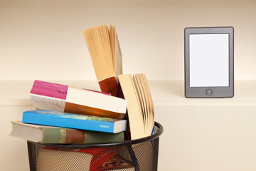eBook vs Bücher, e-Reader in einem leeren Bücherregal