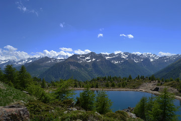 Fototapeta na wymiar wysokie górskie jezioro