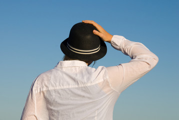 Mensch von hinten vor blauem Himmel