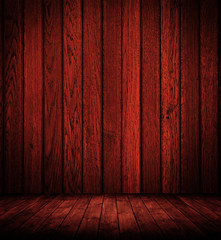 Innenraum mit Holzdielen und Holzwand.