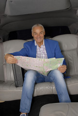 Hombre de negocios y turismo sujetando un mapa.