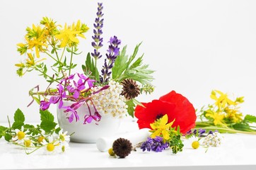 Helfende Sommer Natur Kräuter  in einem gemischten Potpourri zur  dekorativen Ansicht  im...