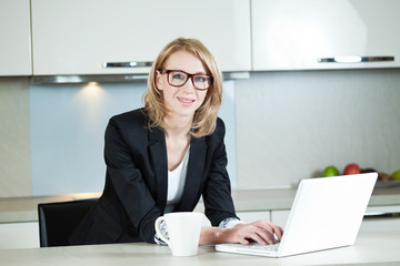 Frau mit Laptop