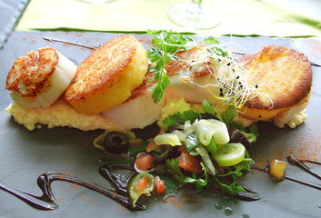 Noix de Saint Jacques avec petites panisses sur lit de poireaux