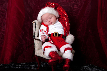 Baby in Weihnachtskostüm