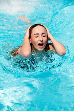Junge Frau im Pool im Sommer