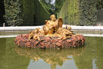 Bassin de Saturne dans le parc du château de Versailles