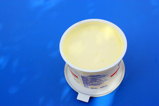 pot de cr&egrave;me fra&icirc;che &eacute;paisse