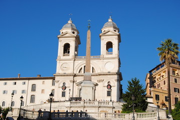 Fototapeta na wymiar Vista de la escalinata y Trinita dei Monti. Schody Hiszpańskie