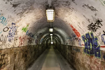 Cercles muraux Tunnel graffiti  grunge tunnel