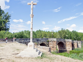 crucero y puente en el camino de santiago,españa
