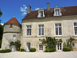 Fototapeta na wymiar Typowy Petit Chateau we Francji