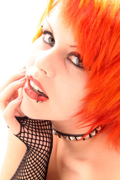 Ein Frauengesicht mit Halsband und Netzhandschuh und Lippenpiercing