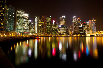 Fototapeta na wymiar Singapur w nocy z odbicia wody