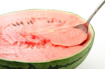 半分に切ったスイカとスプーン