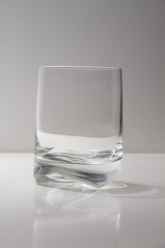 agua en vaso y copa de cristal