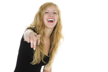 Junge blonde Frau lacht über