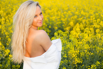 Blonde Frau mit weißen Hemd im gelben Feld