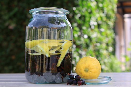 Ansatzlik&ouml;r aus Jostabeeren und Wodka