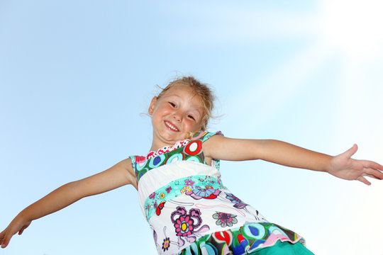 Bambina sorridente che gioca a volare