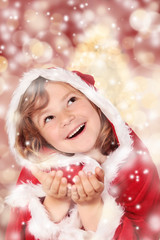 Kleine Miss Santa mit Schneeflocken