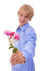 Teenager schenkt Blume
