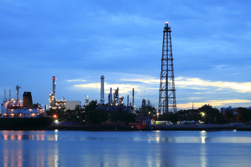 Obraz premium Refinery plant area at twilight Panorama