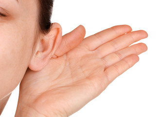 Obraz na płótnie Canvas Ludzkie ucho i ręka zbliżenie na białym tle