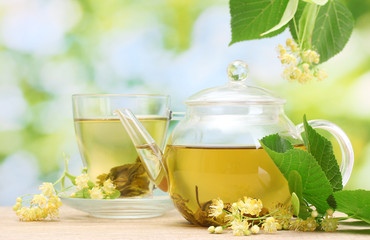 Panele Szklane Podświetlane  czajniczek i filiżanka z herbatą lipową i kwiatami