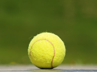 tennis ball und Wiese 45 - 42938857