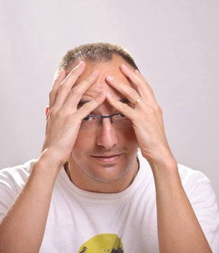 joven con expresion lamento