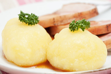 Kartoffelklöße, spanferkelrollbraten