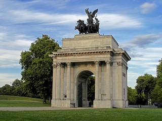Fototapeta na wymiar Wellington Arch w Londynie z niebieskiego nieba