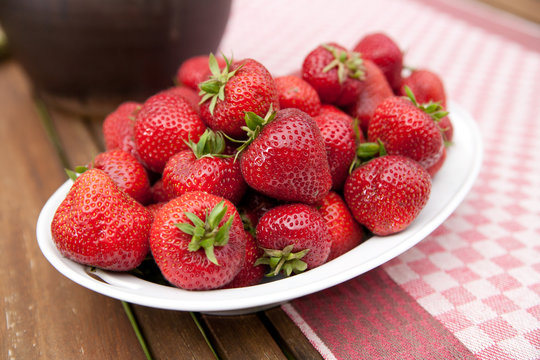 Teller Erdbeeren