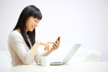 スマートフォンを使う女の子