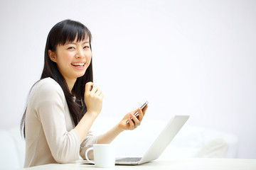 スマートフォンを使う女の子