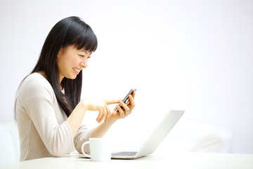 スマートフォンを使う女の子