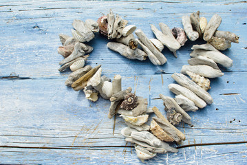 Herz aus Muscheln und Strandgut