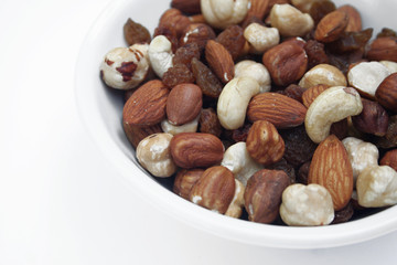 ciotola di frutta secca_sfondo bianco