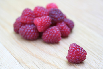 lamponi rossi su tavola di legno_orizzontale