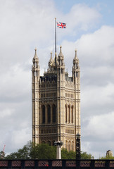 Fototapeta na wymiar Victoria Tower widziany z South Bank