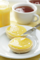 Buns with lemon curd